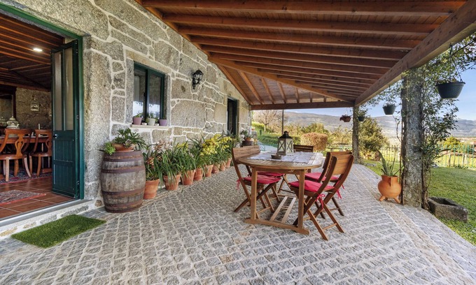 Ponte de Lima Casa | Casa de vacaciones 'Casa Do Soutinho' con vistas a la montaña, terraza privada y aire acondicionado.