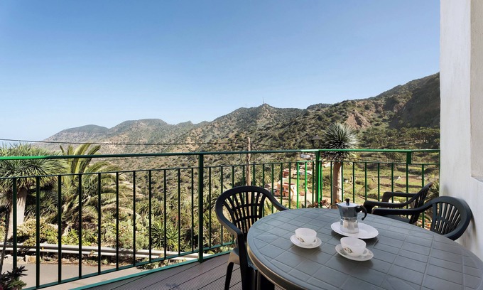 Vallehermoso Casa | Casa de vacaciones 'Casa De Berta' con vistas a la montaña, terraza privada y Wi-Fi