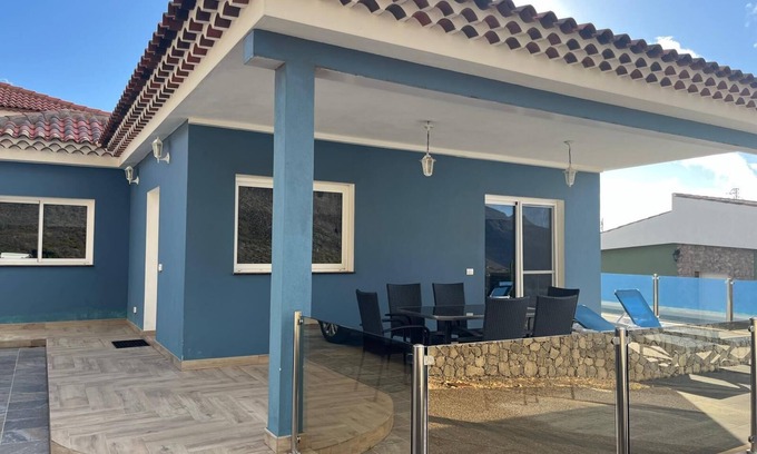 Frontera Casa | Holiday Home 'Casa Mar Azul' with Sea Views, Private Terrace and Wi-Fi