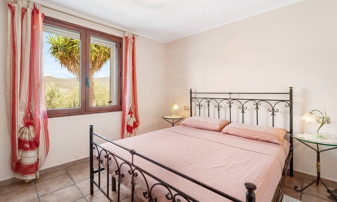 Buggerru Casa | Casa de vacaciones 'Casa Oleandro' con vistas a la montaña, Wi-Fi y aire acondicionado