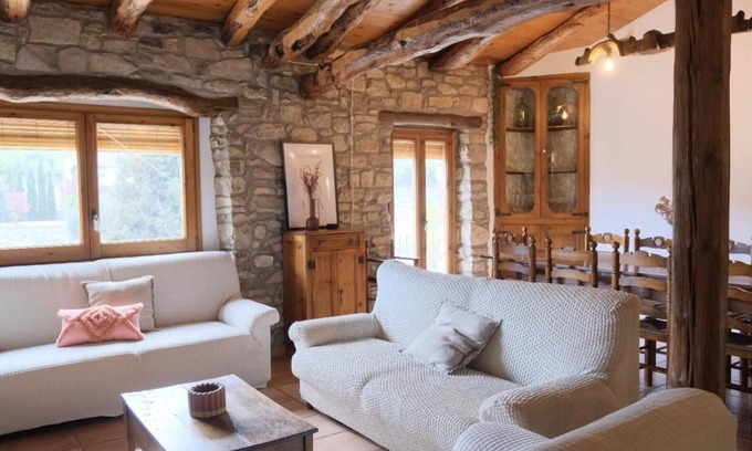 Vilagrasa Casa | Holiday Home 'Casa Rural Cal Caminer' with Private Pool, Wi-Fi and Air Conditioning