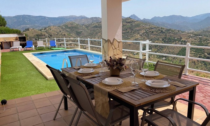 Sayalonga Casa | Casa de vacaciones 'Casa Rural La Verónica' con vistas a la montaña, Wi-Fi y aire acondicionado
