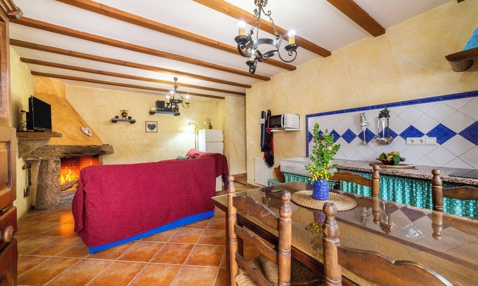 Laroya Casa | Casa de vacaciones 'Casa Rural Padre Ramon' con vistas a la montaña, piscina compartida y Wi-Fi