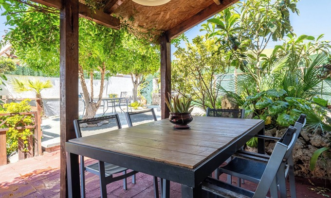 Bellvey Casa | Holiday Home 'Casa Verde Es Vida' with Sea View, Wi-Fi and Air Conditioning