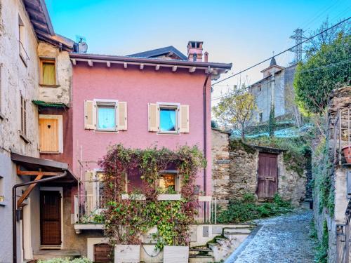 Santa Maria - Rezzonico Casa | Holiday Home Casetta Rosa by Interhome