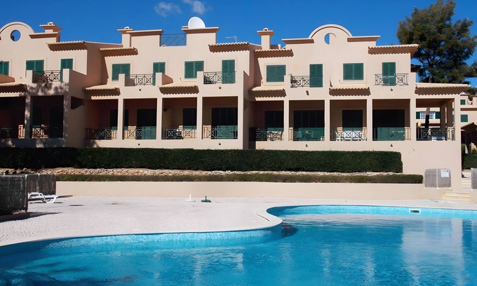 Santa Eulalia Casa | Casa de vacaciones 'Charming Albufeira' con piscina compartida, Wi-Fi y aire acondicionado