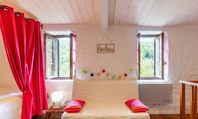 Beaumont Casa | Holiday Home 'Cœur Ardèche' with Mountain View and Private Garden