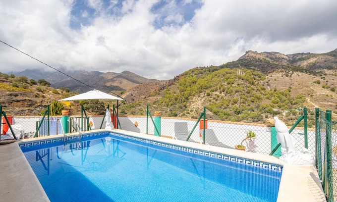 Almuñécar Casa | Casa Vacacional 'Cortijo La Abuela' con Vista a la Montaña, Wi-Fi y Aire Acondicionado