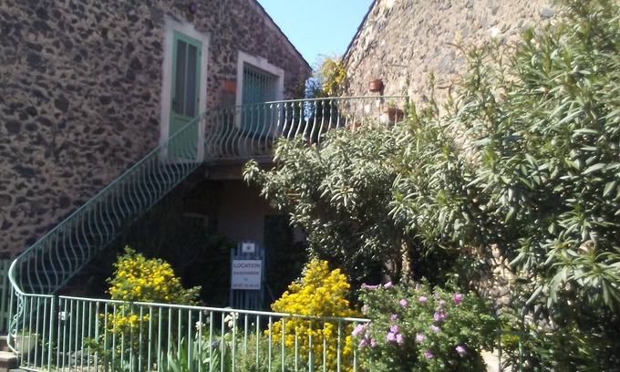 Lacoste Casa | Holiday Home 'Coustouline' with Private Terrace and Garden