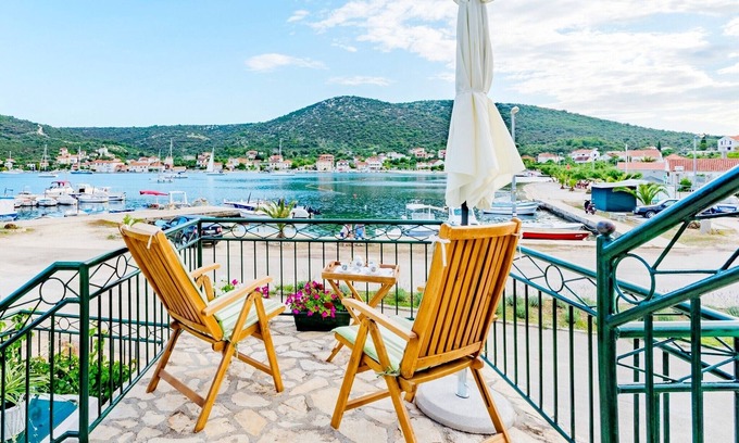 Vinisce Casa | Casa de vacaciones Dinko, (14520), Vinišće, riviera Trogir, Croacia