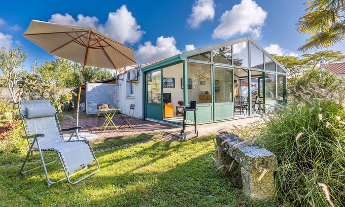 Challans Casa | Holiday Home 'Du Peintre' with Private Terrace, Wi-Fi and Air Conditioning