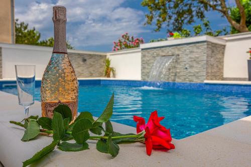 Dramalj Apartamento | Holiday home Dusak with swimming pool and jacuzzi