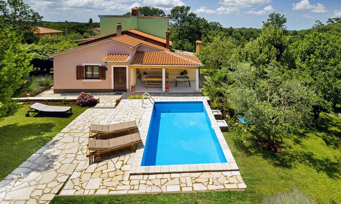 Modrusani Casa | Casa de vacaciones Ecio, con un gran jardín, rodeado de naturaleza, totalmente vallado.