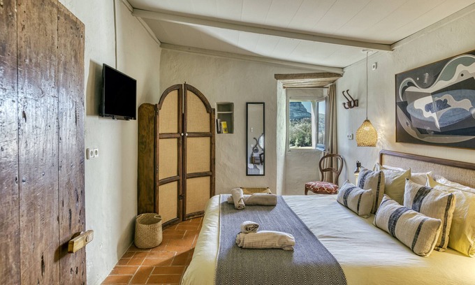 Seguero Casa | Holiday Home 'El Castell De Segueró' with Mountain View, Wi-Fi and Air Conditioning