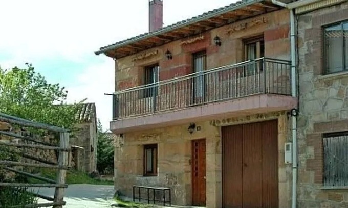 Rabanera del Pinar Apartamento | Casa de vacaciones 'Casa Rural Los Roblones' con terraza privada y jardín privado