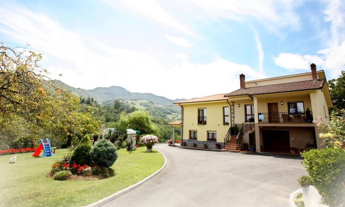 San Juan de Parres Casa | Casa de vacaciones 'Supereda' con vistas a la montaña, terraza privada y Wi-Fi
