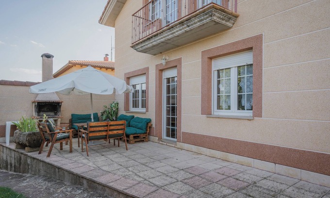 San Millan de Lara Casa | Casa de vacaciones 'San Pelayo' con vistas a la montaña, piscina compartida y terraza privada