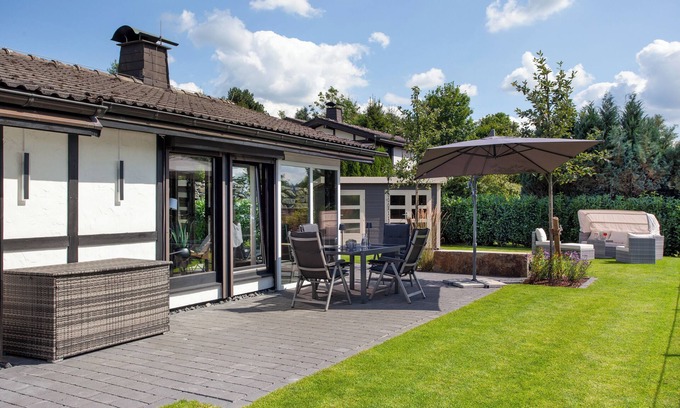 Feriendorf Hennesee Casa | Casa de vacaciones 'Ferienhaus Sauerland Am Hennesee' con vistas al lago, terraza privada y Wi-Fi