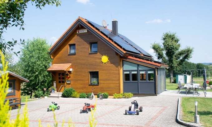 Christanz Casa | Casa de vacaciones 'Ferienholzhaus Füßmann' con vistas a la montaña, terraza privada y Wi-Fi