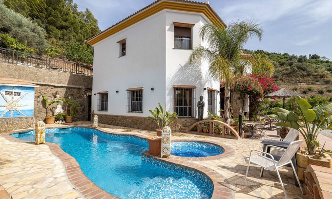 Sayalonga Casa | Casa de vacaciones 'Finca Arrijana' con vistas a la montaña, Wi-Fi y aire acondicionado.