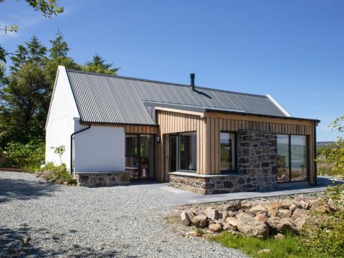 Greshornish Casa | Holiday Home Finnan's Byre by Interhome