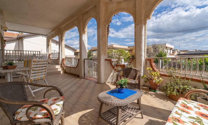 Agnone Casa | Casa de vacaciones 'Fortezza Villa Azzurra' con terraza privada, jardín privado, Wi-Fi y balcón