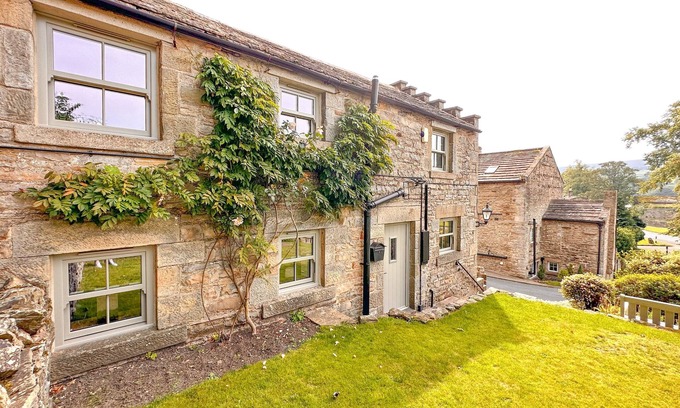 Fremington Cabaña | Holiday home for 4 people, breath taking scenery, bike storage, WiFi & only a short walk to the pub.