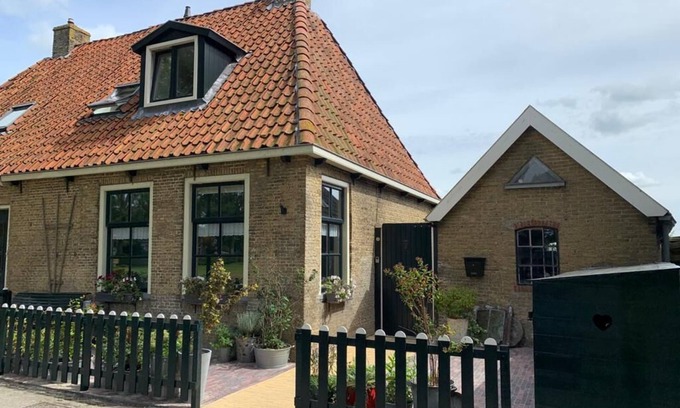 Huns Casa | Holiday home for 6 people in a Frisian village with a spacious kitchen diner