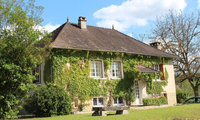 Condat-sur-Vezere Casa | Casa de vacaciones con gran piscina privada y vistas a la colina en el corazón de la Dordoña