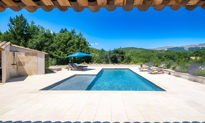 Laragne-Monteglin Casa | Casa de vacaciones 'Time-out' con vistas a la montaña, piscina compartida y Wi-Fi