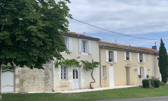 Montignac-Charente Casa | Casa de vacaciones 'La Maison De Joséphine' con terraza privada y Wi-Fi