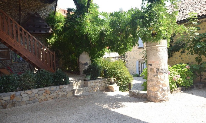 Pont-de-Labeaume Casa | Casa de vacaciones tranquila en Ardèche con piscina