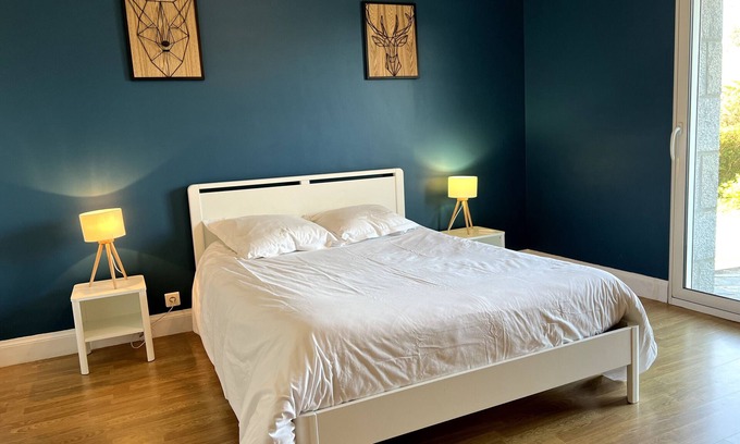 Saint-Quay-Perros Casa | Casa de vacaciones 'Granit Cocoon 4p Madame Est Servie' con jardín privado y Wi-Fi