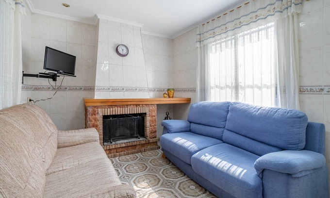 Alicante Casa | Casa de vacaciones 'Geranio' con terraza privada y Wi-Fi