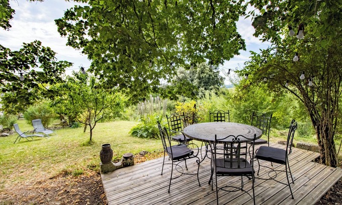 Chalais Casa | Casa de vacaciones 'Gîte Des Bois Du Charme' con terraza privada y jardín privado