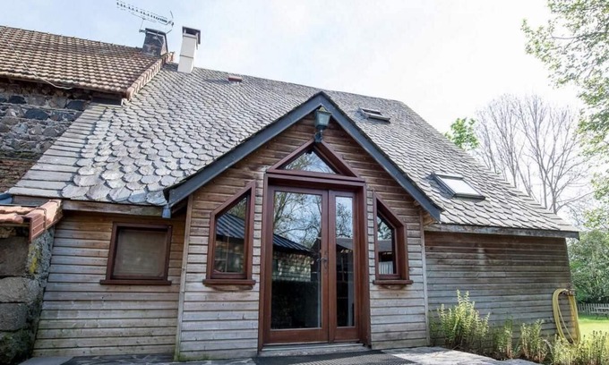 Ceyssat Casa | Holiday Home 'Gite Des Domes' with Private Terrace, Private Garden and Wi-Fi