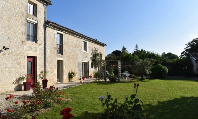 Cisse Casa | Holiday Home 'Gîte et Truffe' with Private Terrace and Private Garden