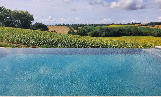 Maurens Casa | Casa de vacaciones 'Gite Les Hauts D'En Perrin' con vistas a la montaña, Wi-Fi y aire acondicionado