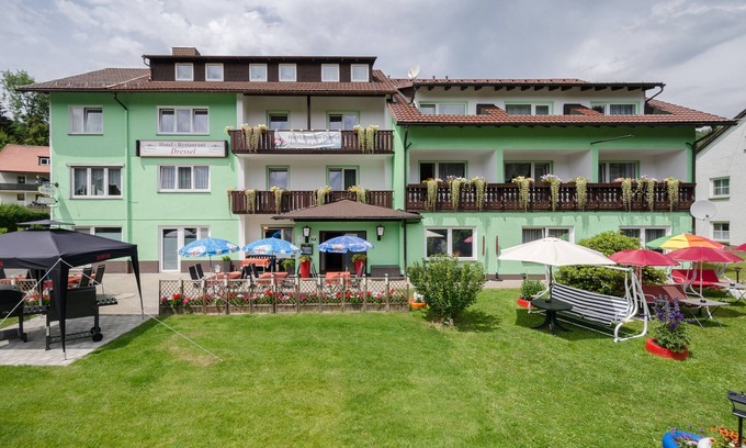 Warmensteinach Casa | Casa de vacaciones 'Gruppenferienhaus Dressel' con vistas a la montaña, terraza compartida y Wi-Fi
