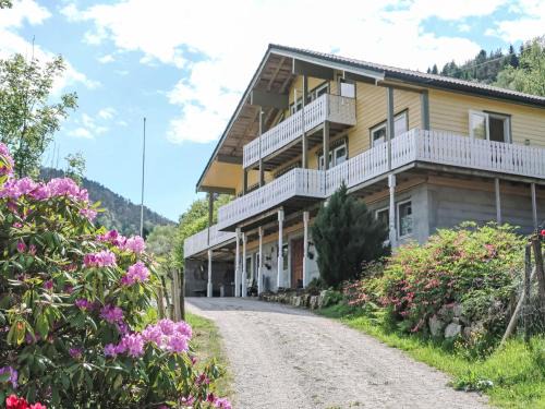 Tysnes Casa | Holiday Home Gule huset by Interhome