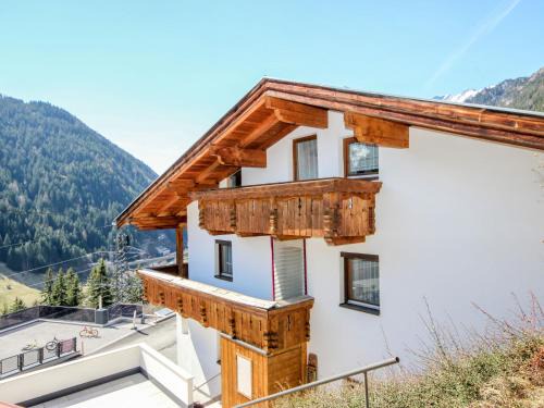 Flirsch Casa | Holiday Home Hölzl by Interhome