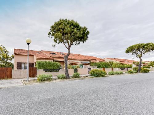 Le Barcares Casa | Holiday Home Hameau des Tamarins-1 by Interhome