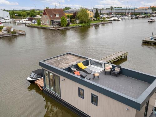 Woudsend Casa | Holiday Home Harboursuite 2 incl- motorboot by Interhome