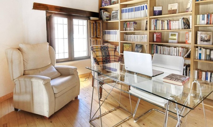 Ayllon Casa | Casa de vacaciones 'Hestia' con vistas a la montaña, balcón y Wi-Fi