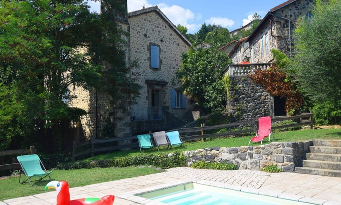 Pont-de-Labeaume Casa | Bonita casa de vacaciones con jardín privado