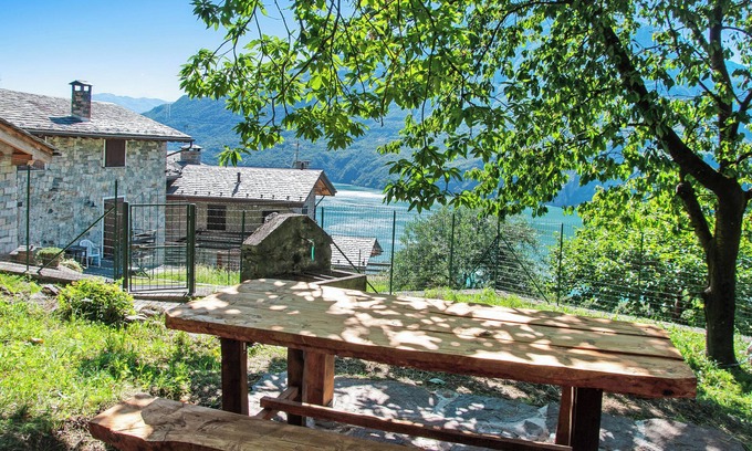 Verceia Casa | Casa de vacaciones Il ciliegio sul lago con vistas al lago, terraza y jardín