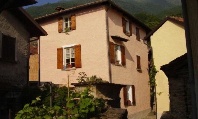 Calozzo Casa | Holiday Home Il Cortile by Interhome
