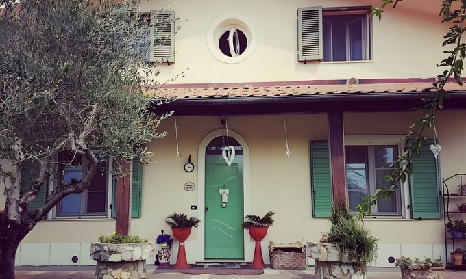 Massa Casa | Holiday Home 'Il Verziere Delle Rose' with Private Garden, Wi-Fi and Air Conditioning