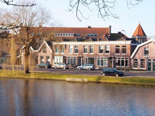 Alkmaar Casa | Holiday Home in Alkmaar by Canal