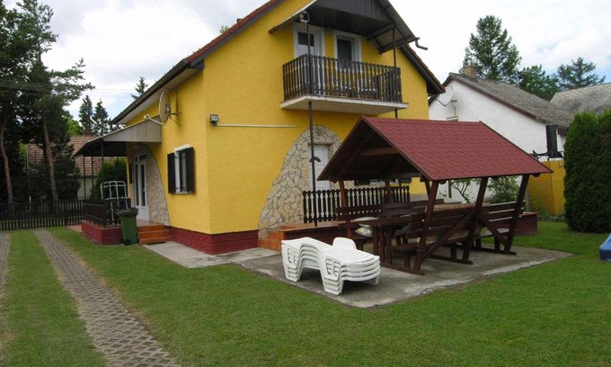 Balatonkeresztur Casa | Holiday home in Balatonmariafürdo 19426